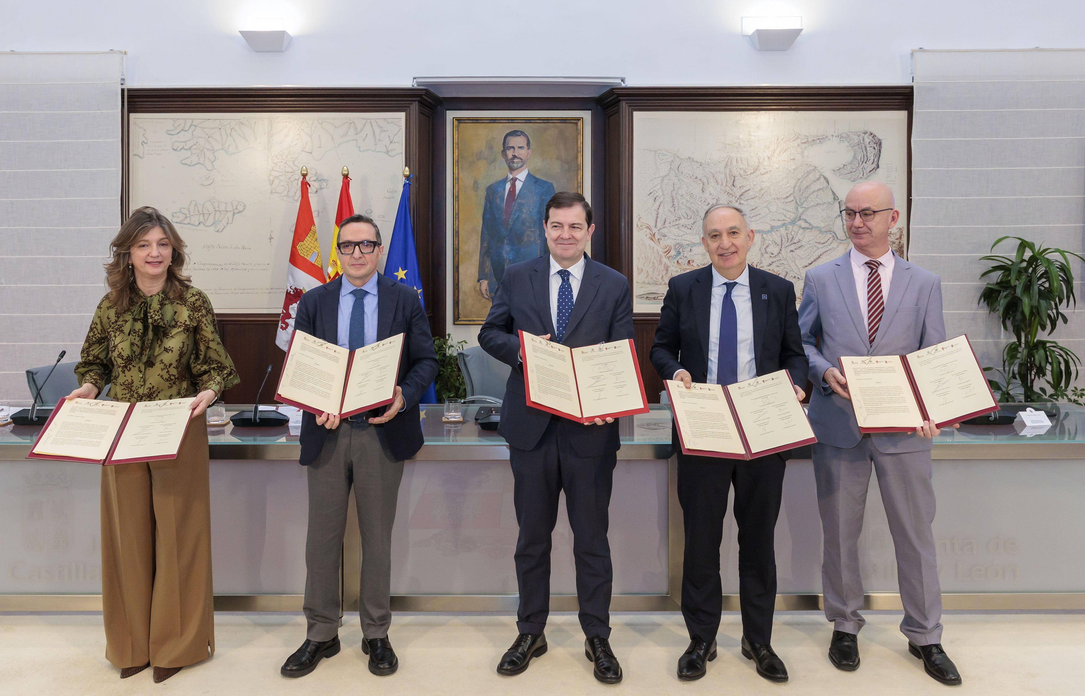 El presidente de la Junta de Castilla y León, Alfonso Fernández Mañueco, firma un protocolo de colaboración con las cuatro universidades públicas de la Comunidad | Fuente: Junta de Castilla y León