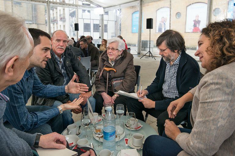 Víctimas del franquismo dialogan y comparten experiencias