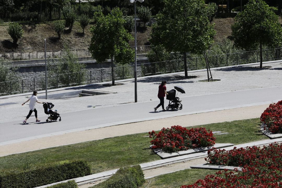 Dos madres con carritos de bebé pasean