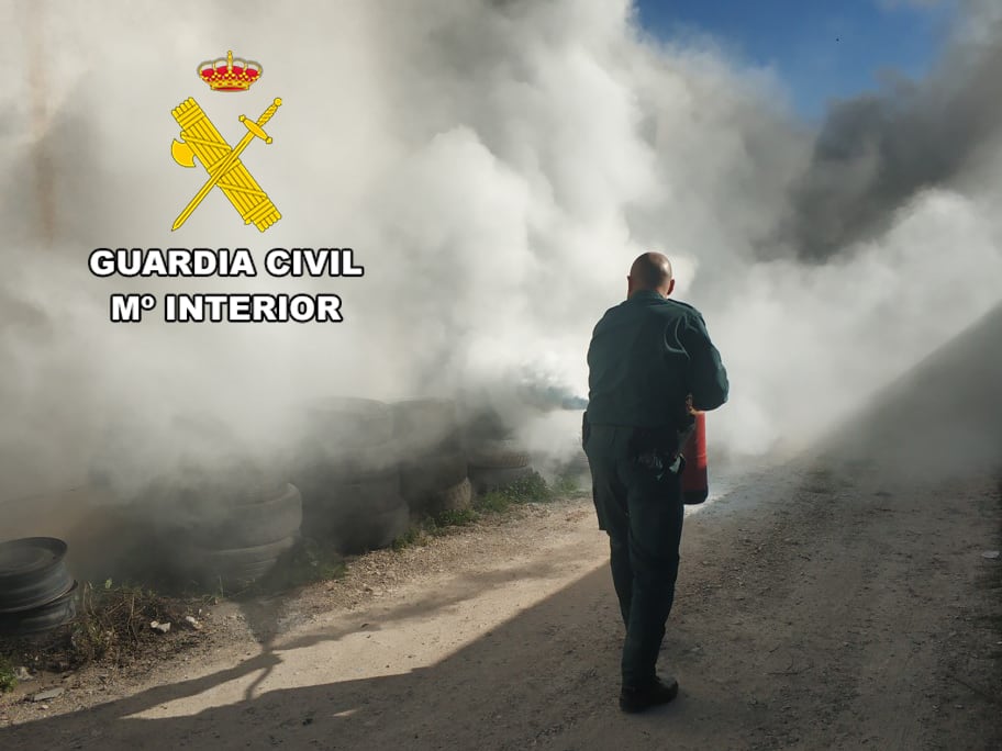 Un guardia civil extingue el incendio de neumáticos de Frailes.