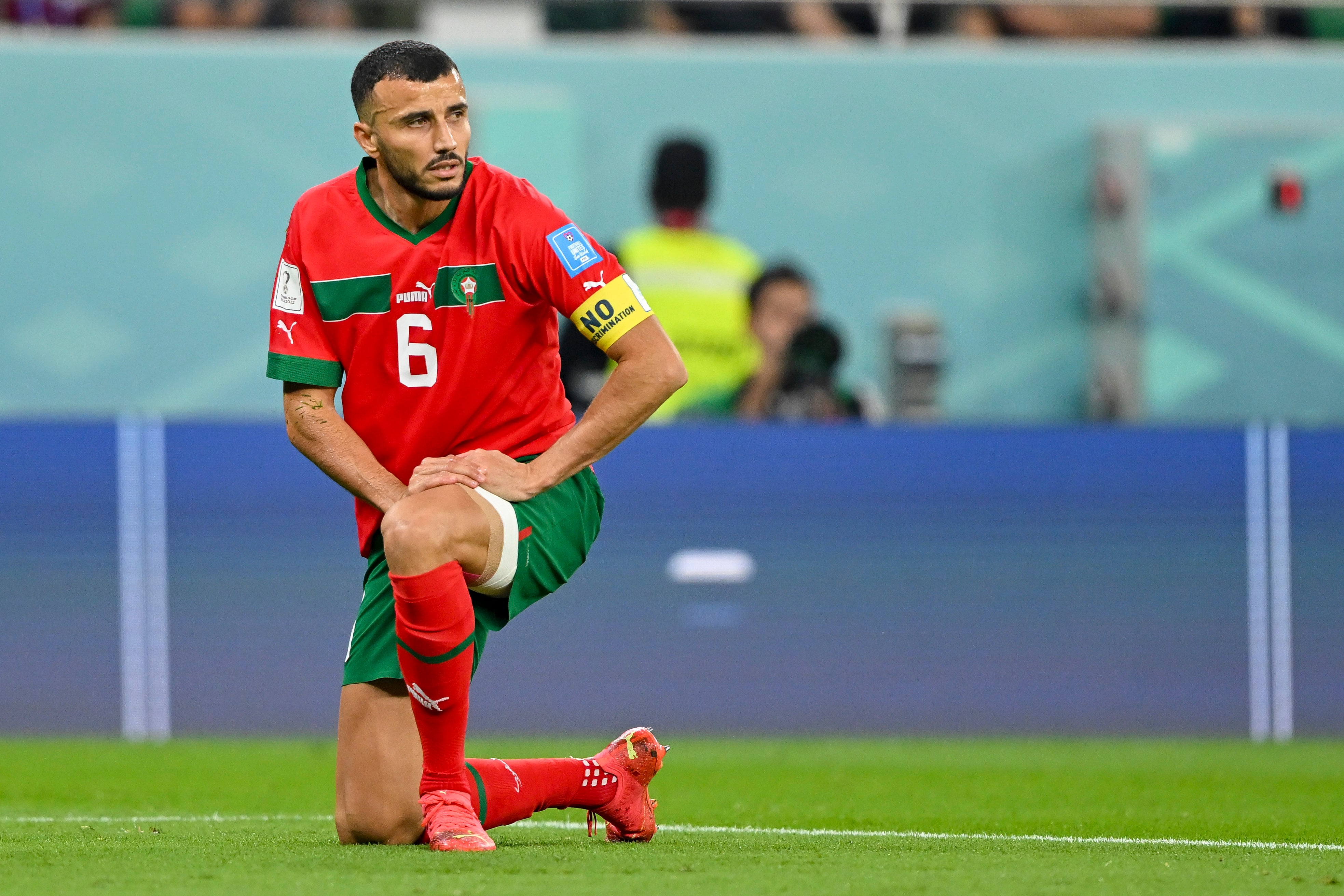 Romain Saiss, con su ventada en la pierna izquierda, en el partido contra Portugal