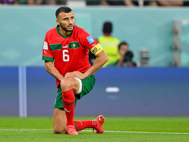 Romain Saiss, con su ventada en la pierna izquierda, en el partido contra Portugal