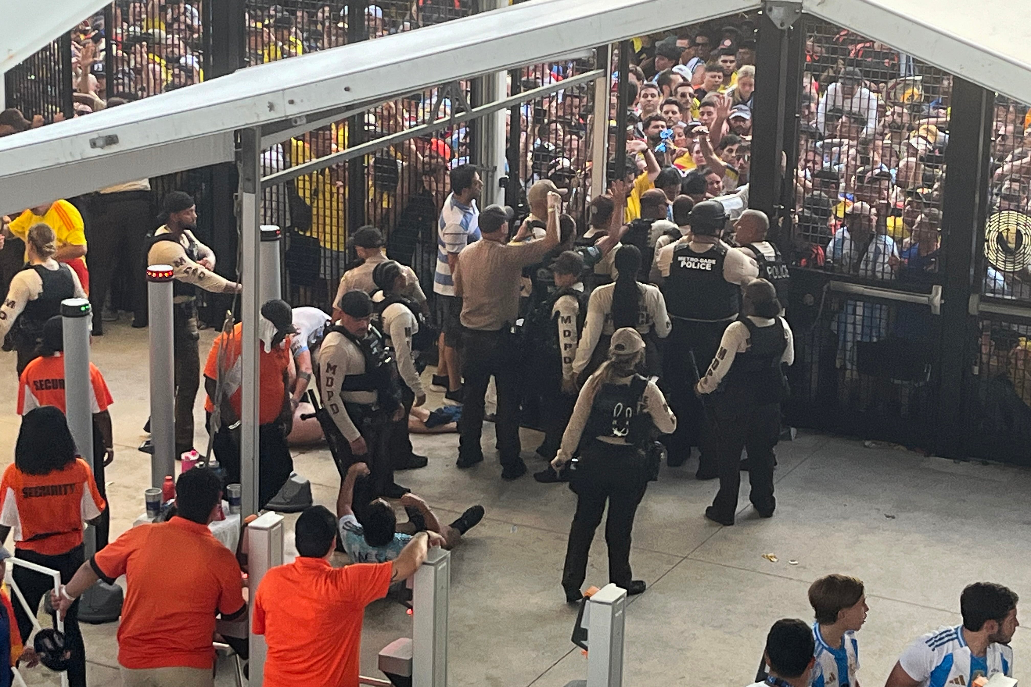 Integrantes de la policía de Estados Unidos controlan el ingreso de los aficionados al estadio Hard Rock este domingo previo a la final de la Copa América, en Miami (Estados Unidos)