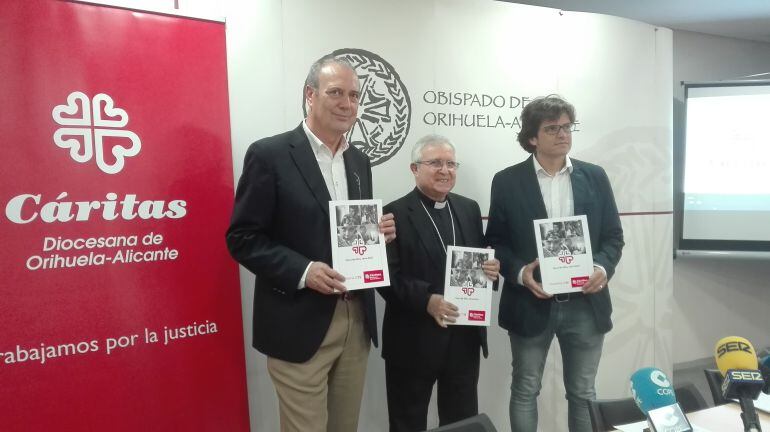 Jaime Pérez (i) y Francisco Javier Ruvira (d) flanquean al obispo de Alicante, Jesús Murgui