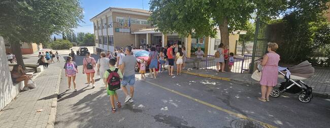 Los alumnos y alumnas empiezan a llegar a la E.E.I. 'Soriano Serrano'