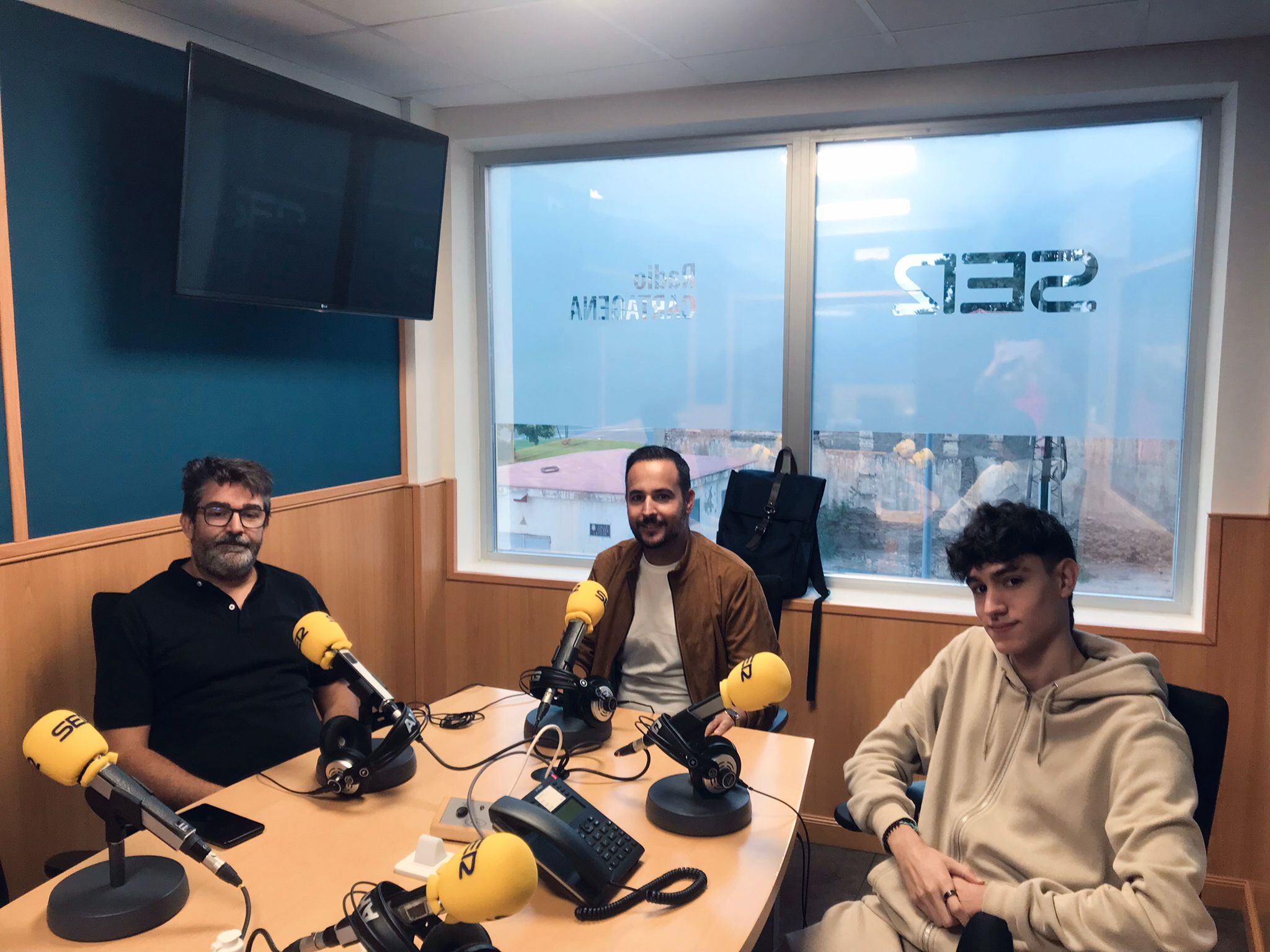 Bernar, coordinador, David Martínez, concejal de Juventud de Cartagena y Rubén, artista