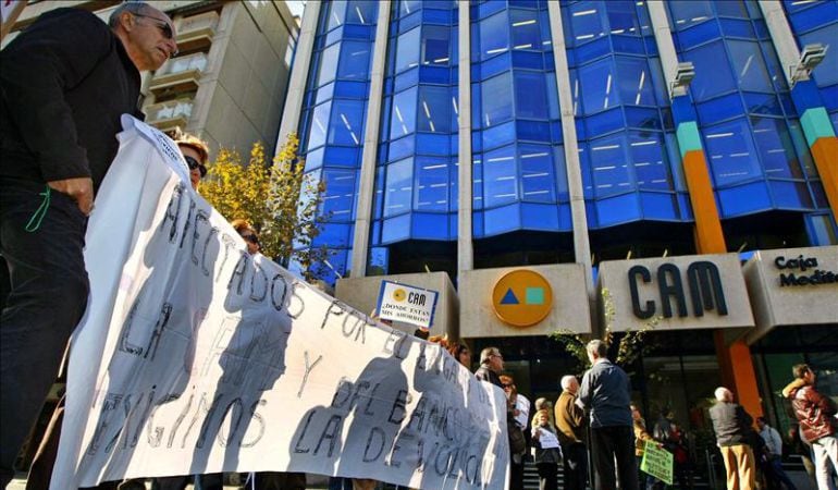 Protesta ante la sede de Alicante de la antigua CAM