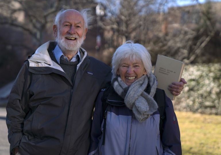 Los ecólogos británicos Rosemary y Peter Grant han continuado con el trabajo de Darwin en las Islas Galápagos durante los últimos 40 años.  