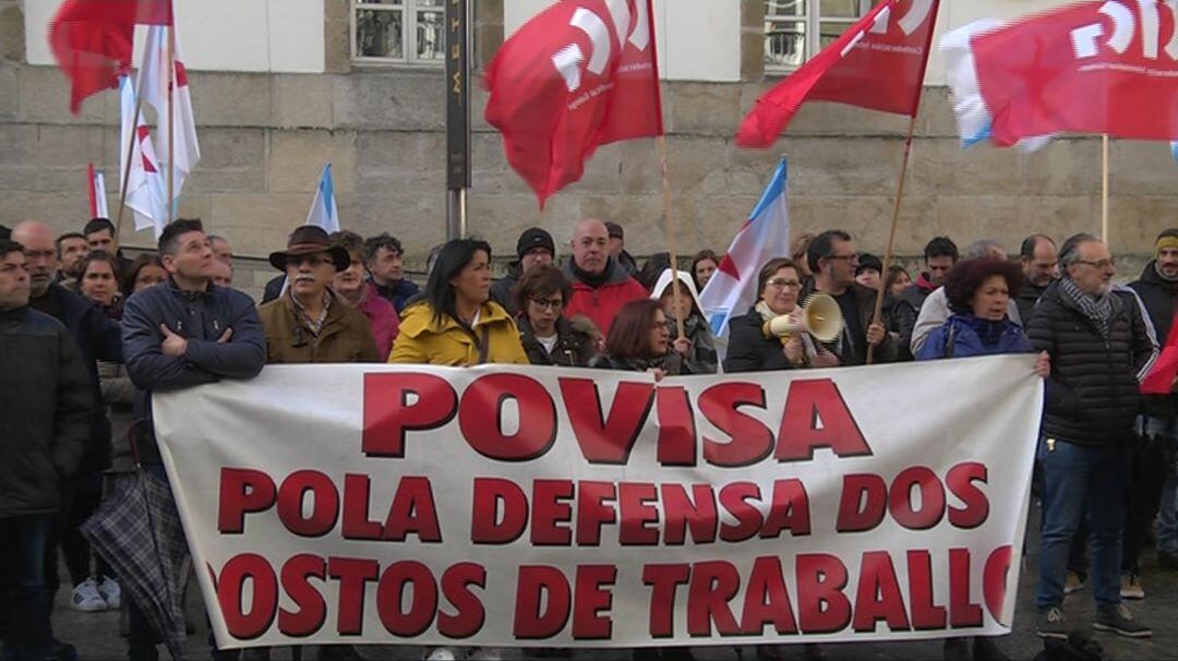 Trabajadores de Povisa protestando delante de la sede del PP de Vigo. 