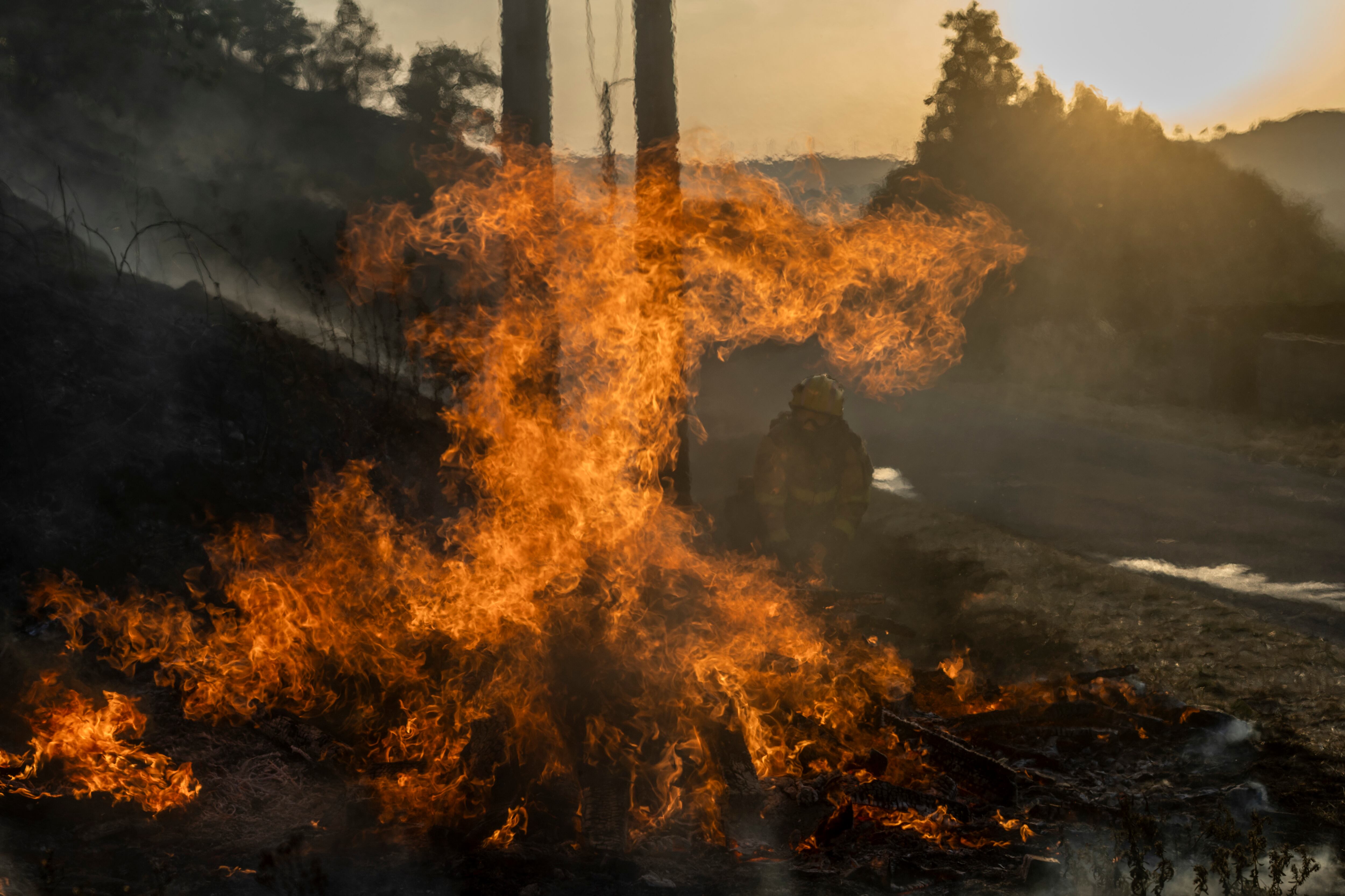 Los bomberos durante las labores de extinción del incendio que afecta al municipio de Monterrei.
