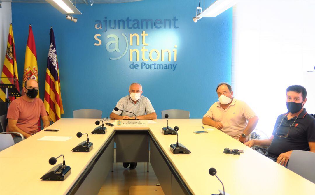 Un momento durante la reunión entre el Ayuntamiento y los representantes del sector del taxi