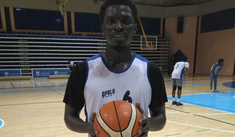 Oliver posa en un entrenamiento.