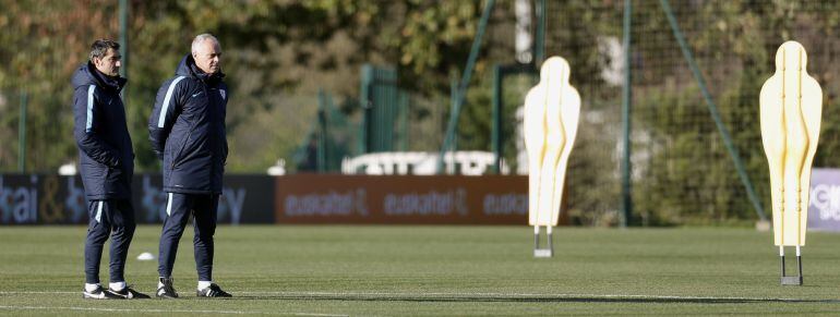 GRA007. LEZAMA (BIZKAIA), .- El entrenador del Athletic de Bilbao, Ernesto Valverde (i), durante el entrenamiento realizado esta ma&ntilde;ana en las instalaciones de Lezama para preparar el partido de liga que disputan ma&ntilde;ana contra la UD Las Palm