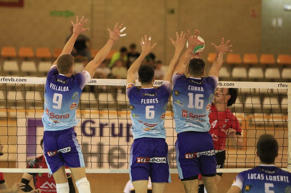 Triple bloqueo de Grupo Herce Soria, con Villalba, Flores y Cunha, durante el partido.