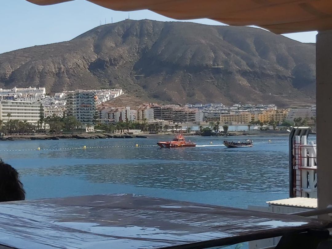 El cayuco a su llegada al muelle de Los Cristianos. 