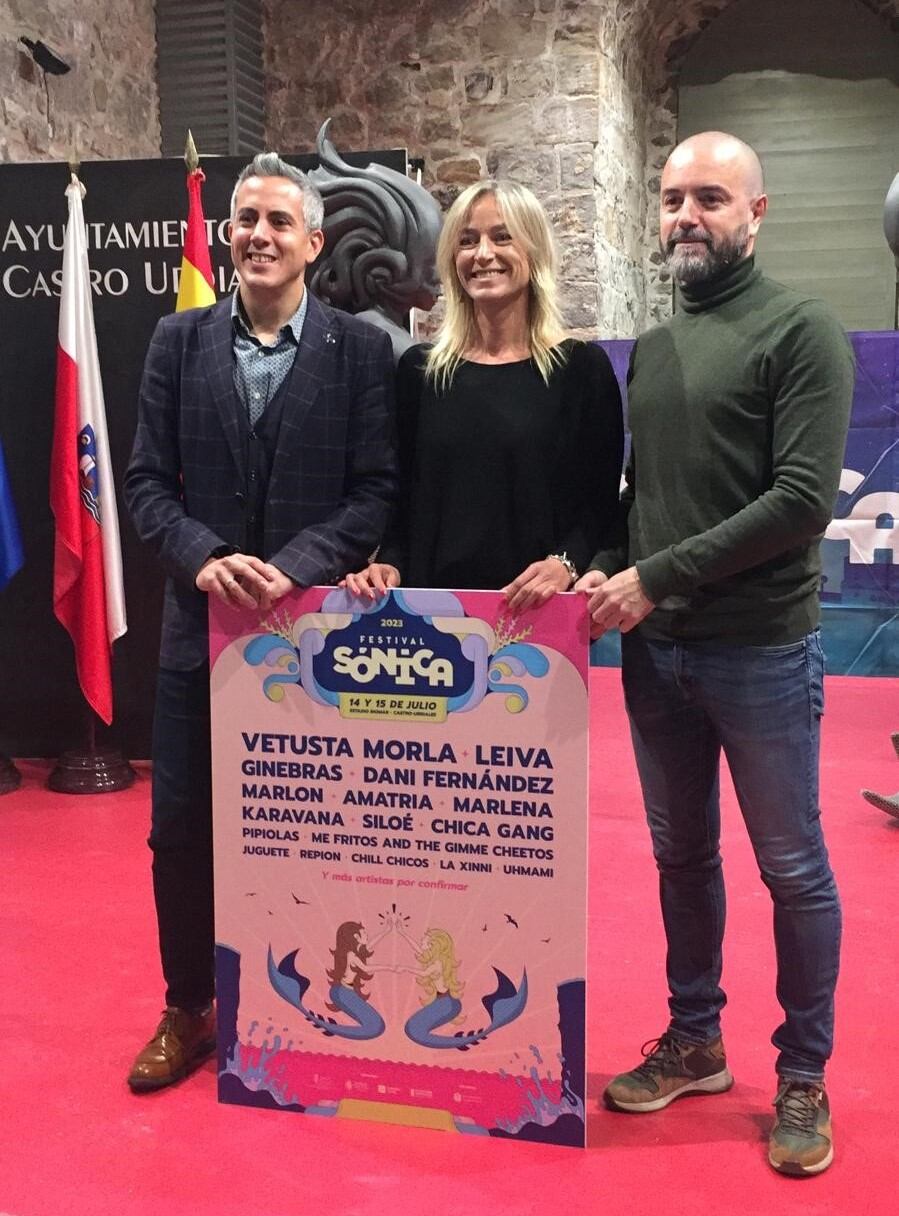 Cartel de Festival Sónica, presentado en rueda de prensa, en el Castillo Faro de Castro Urdiales, por el vicepresidente de Cantabria, Pablo Zuloaga; la alcaldesa de Castro, Susana Herrán; y el codirector del festival, Ernesto Castañeda.