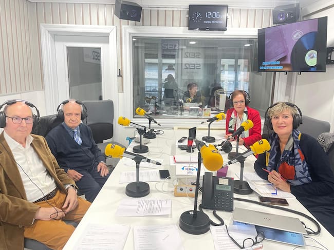 Manolo González, Jesús María Lázaro, Ana González y Teresa Alonso en el estudio de Radio Rioja