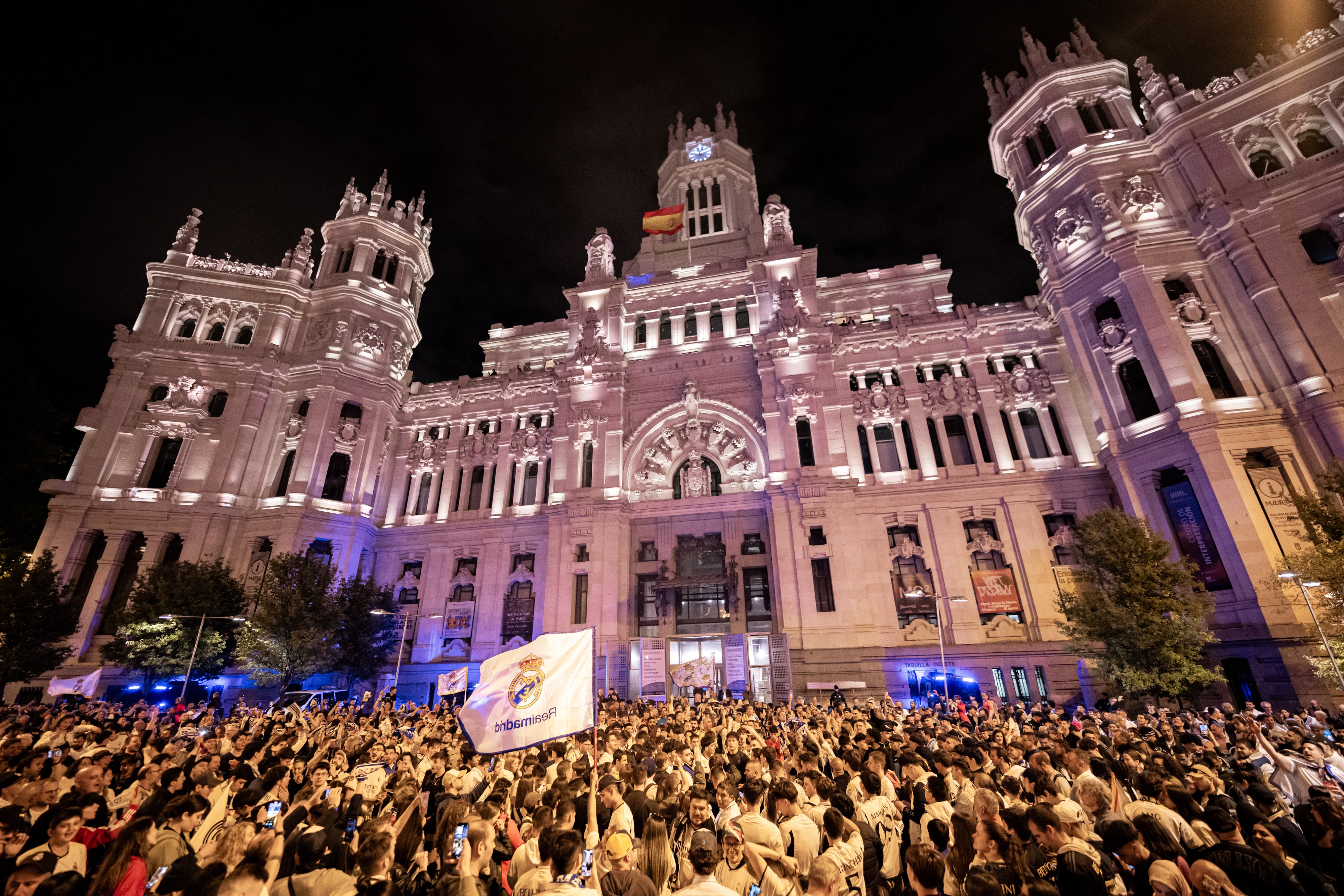 Los aficionados del Real Madrid celebran el título de Liga en Cibeles