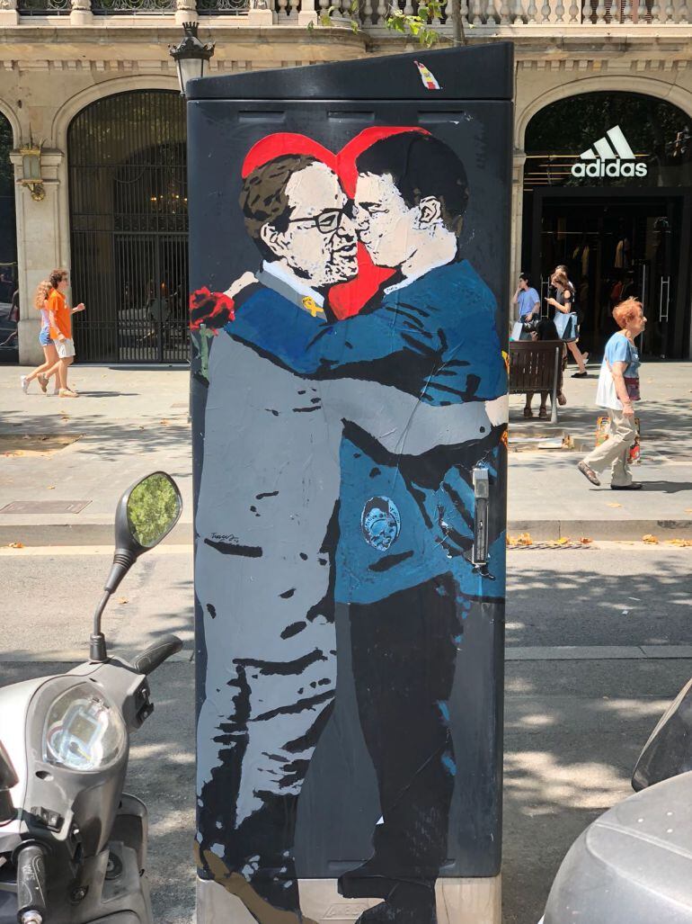 Graffiti deTVBoy al Passeig de Gràcia de Barcelona, amb Quim Torra i Pedro Sánchez fent-se un petó