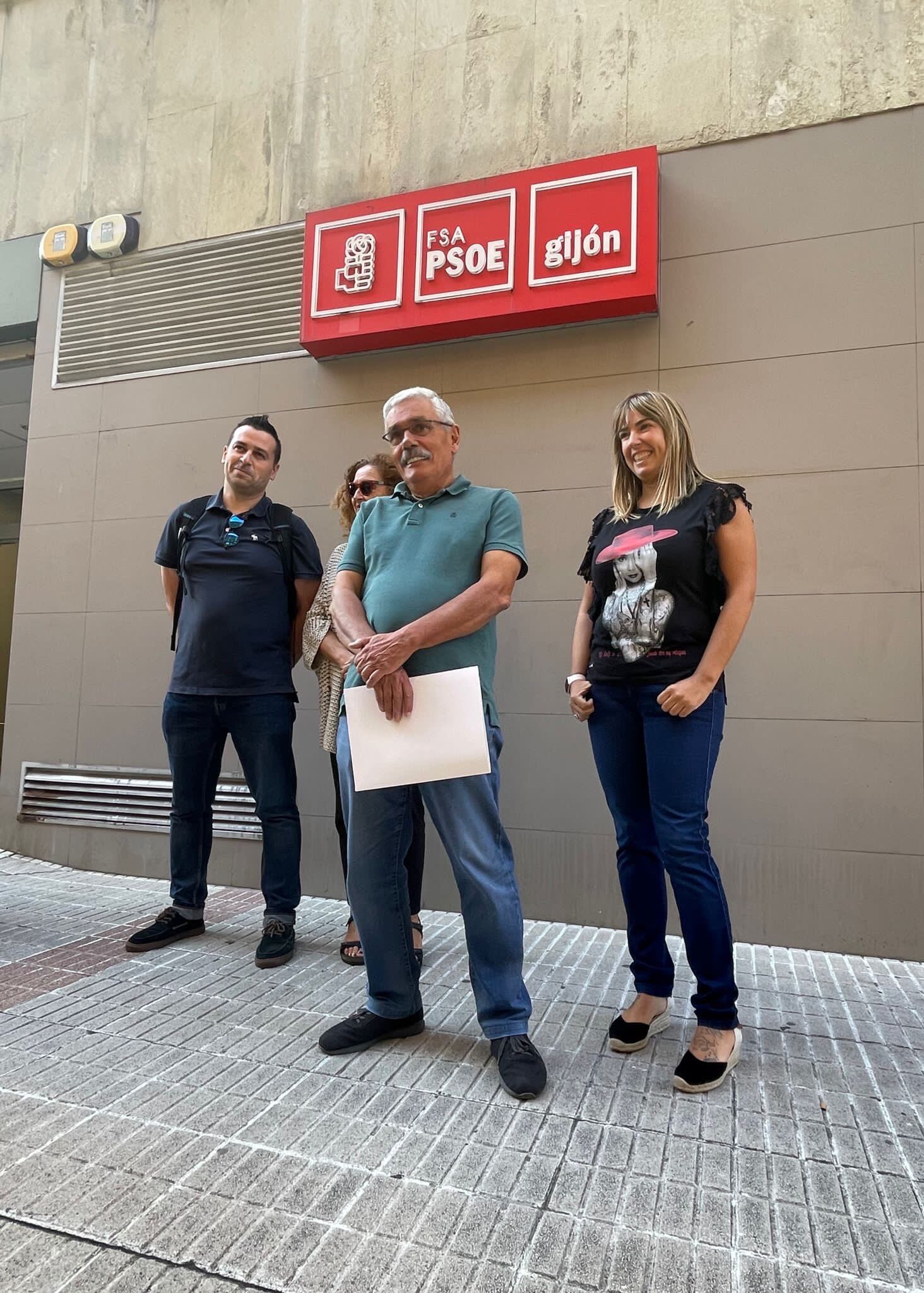 Luis Manuel Flórez presenta su precandidatura en el PSOE gijonés acompañado de varios militantes.