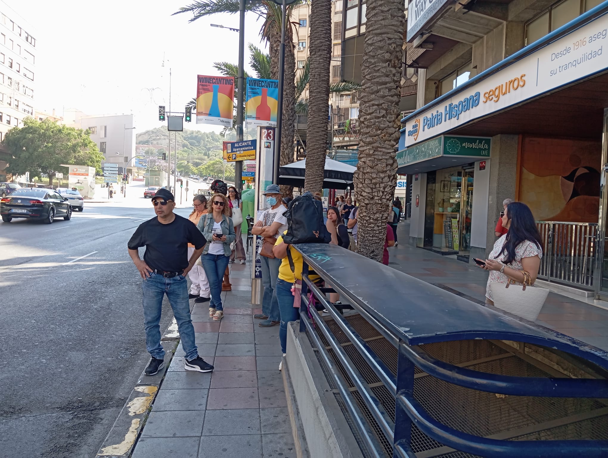 Usuarios de autobús interurbano 23 esperan en una parada en la jornada de huelga