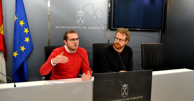 Imagen de los concejales Manuel Martínez y Álvaro Peñarrubia