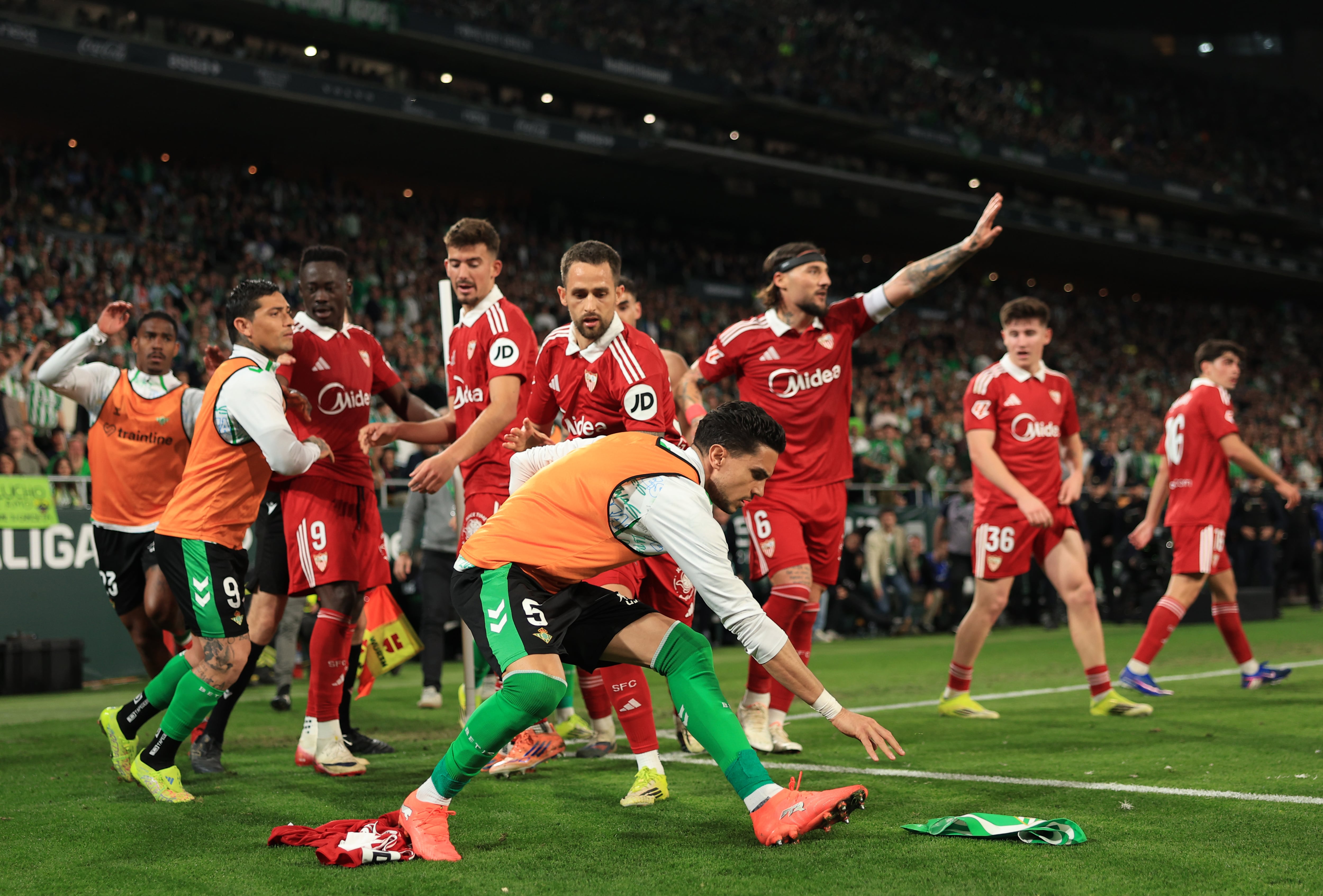 Marc Bartra quita la camiseta de Isaac Romero
