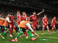 Marc Bartra quita la camiseta de Isaac Romero