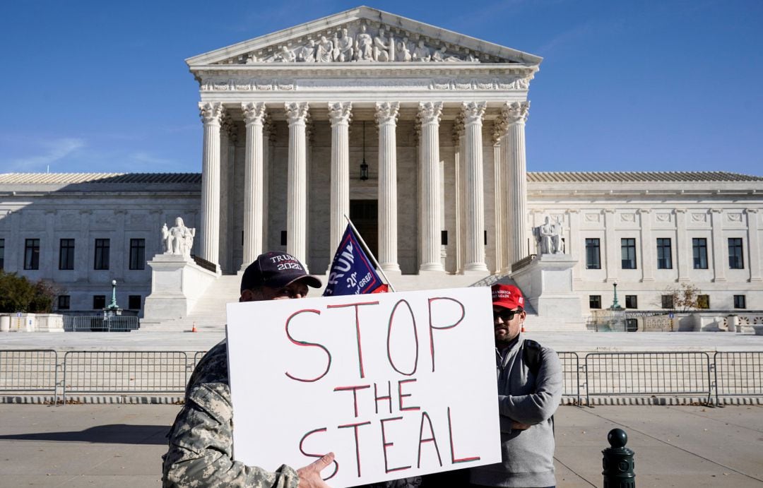 Seguidores de Donald Trump se manifiestan frente a la Corte del Supremo.