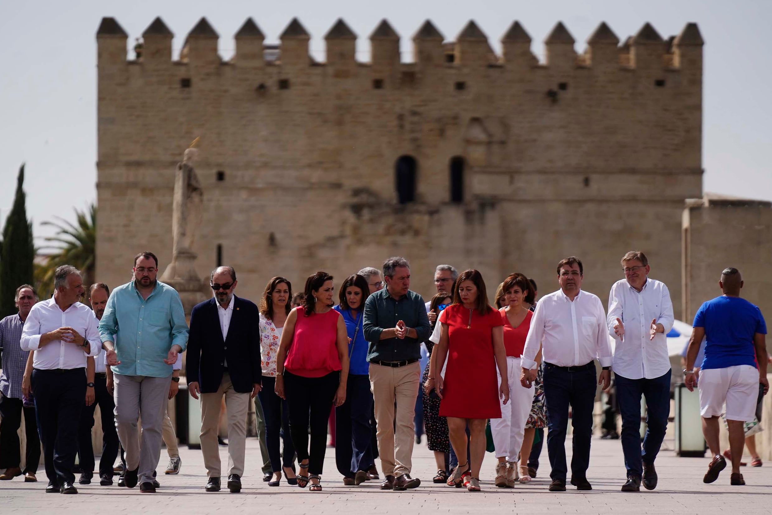 GRAF388. CÓRDOBA, 12/06/2022.- El candidato por el PSOE a las generales en Andalucía, Juan Espadas durante un paseo electoral donde es acompañado por los presidentes de las comunidades autómomas: de izda a dcha, Canarias , Ángel Víctor Torres Pérez; de Asturias , Adrián Barbón Rodríguez; Aragón , Francisco Javier Lambán; La Rioja, Concha Andreu; Baleares, Francina Armengol; Extremadura , Guillermo Fernández Vara y de Valencia, Ximo Puig .EFE/Rafa Alcaide
