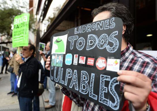 Protestas a las puertas del juzgado ante la llegada de Rodrigo Rato.