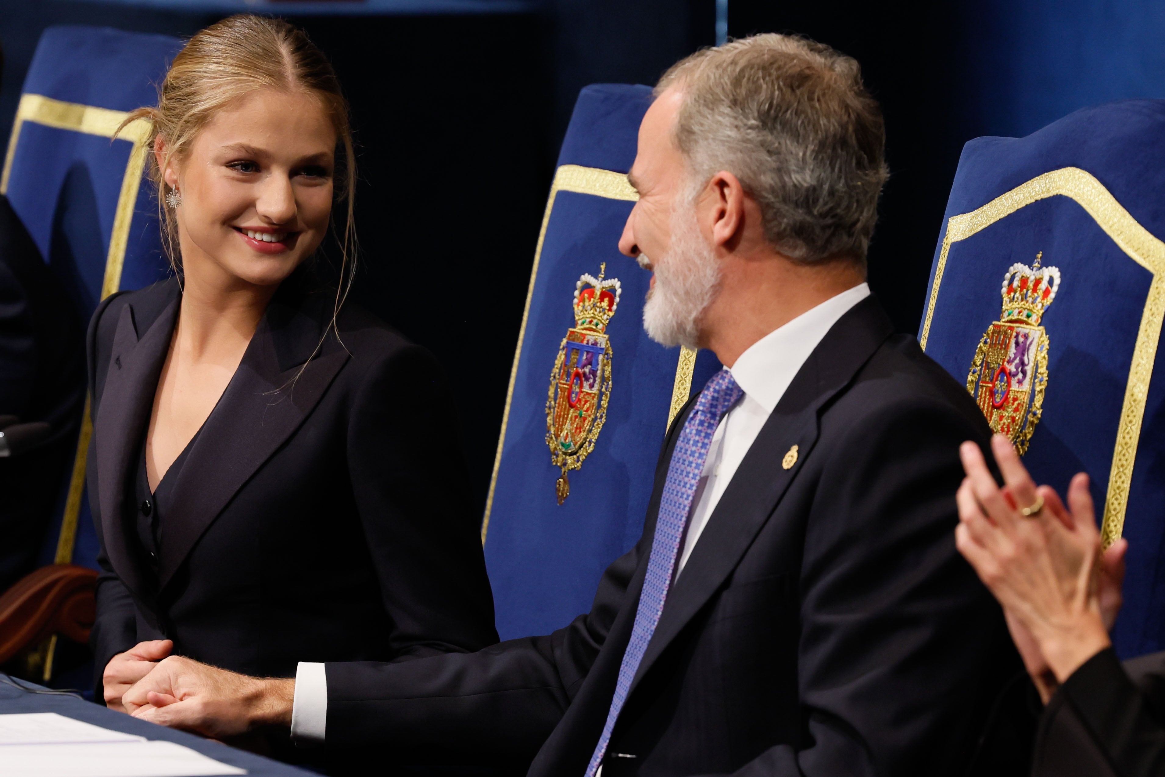 OVIEDO, 25/10/2024.- La princesa Leonor y el rey Felipe (d) durante la ceremonia de entrega de los Premios Princesa de Asturias, este viernes en el Teatro Campoamor, en Oviedo. EFE/Ballesteros
