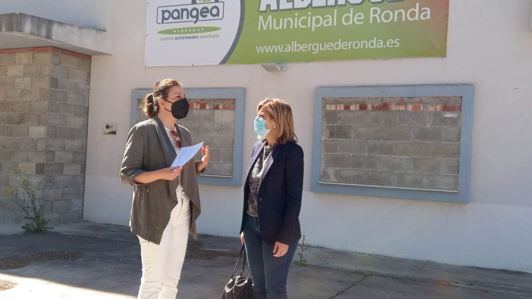 La alcaldesa de Ronda, Mª Paz Fernández, y la delegada municipal de Contratación, Mª Carmen Martínez