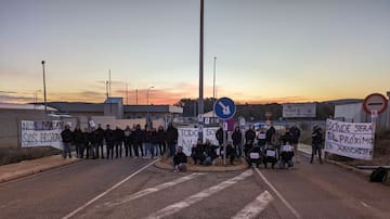 Los funcionarios de la cárcel de Albocàsser bloquean los accesos al centro en una protesta para reclamar más seguridad ante las recientes agresiones