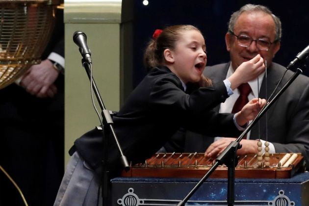 La niña protagonista del sorteo.