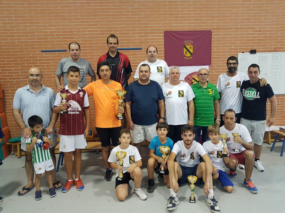 Foto de familia con todos los ganadores, concejal y directivos del club