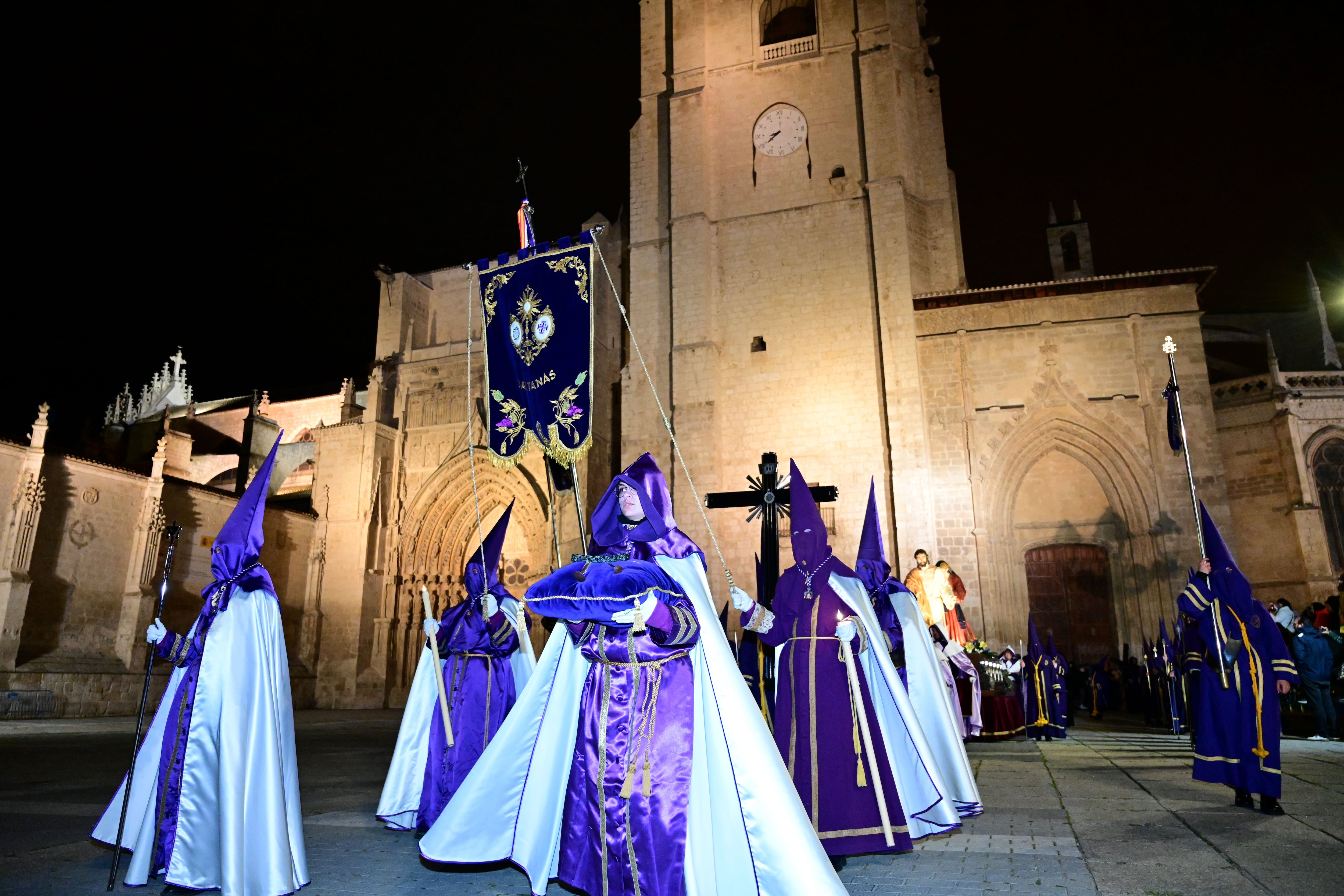 PALENCIA, 26/03/2024.- Inicio de la procesión del Prendimiento a su paso por la catedral de Palencia, antes de suspenderse a causa de la lluvia, este Martes Santo. EFE/ Almudena Álvarez
