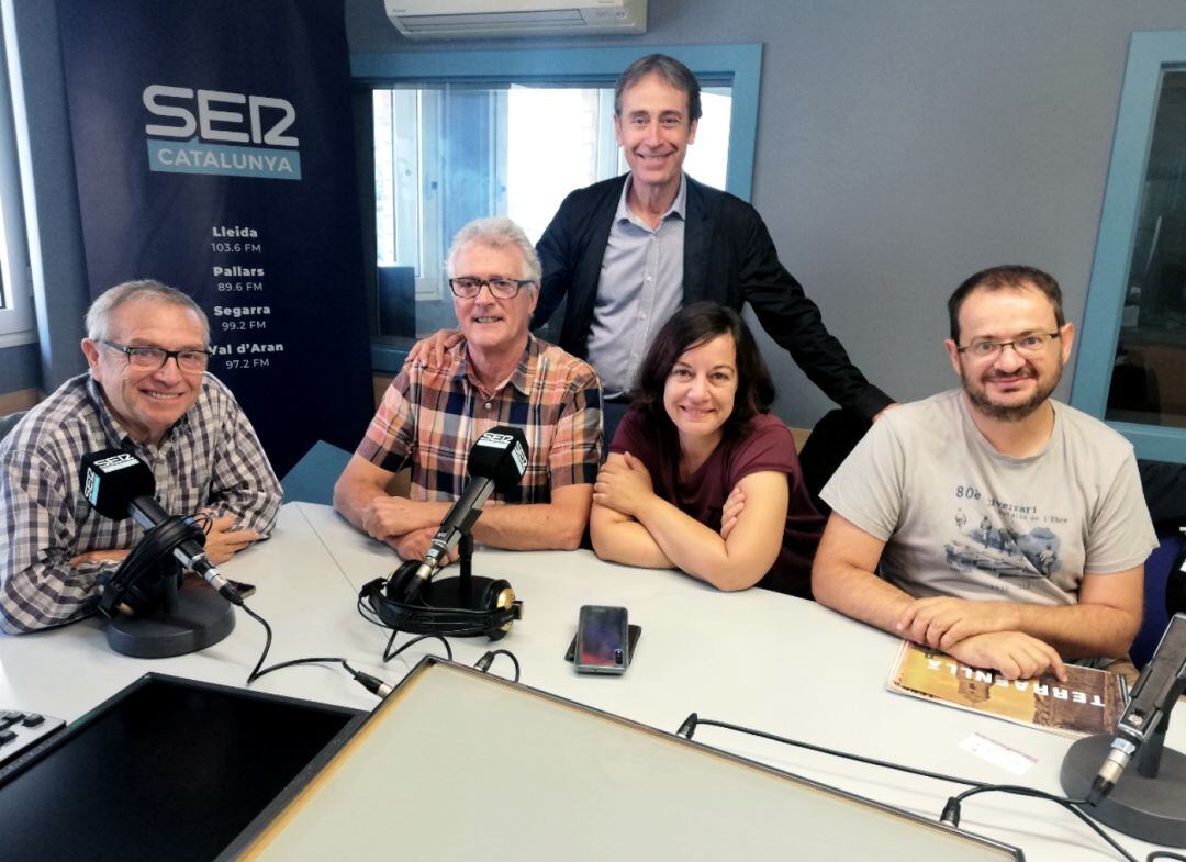 D'esquerra a dreta: Francesc Rosselló, Jaume Ramon, Maite Hernàndez i Andreu Caralt. Dempeus, Juli Alegre.