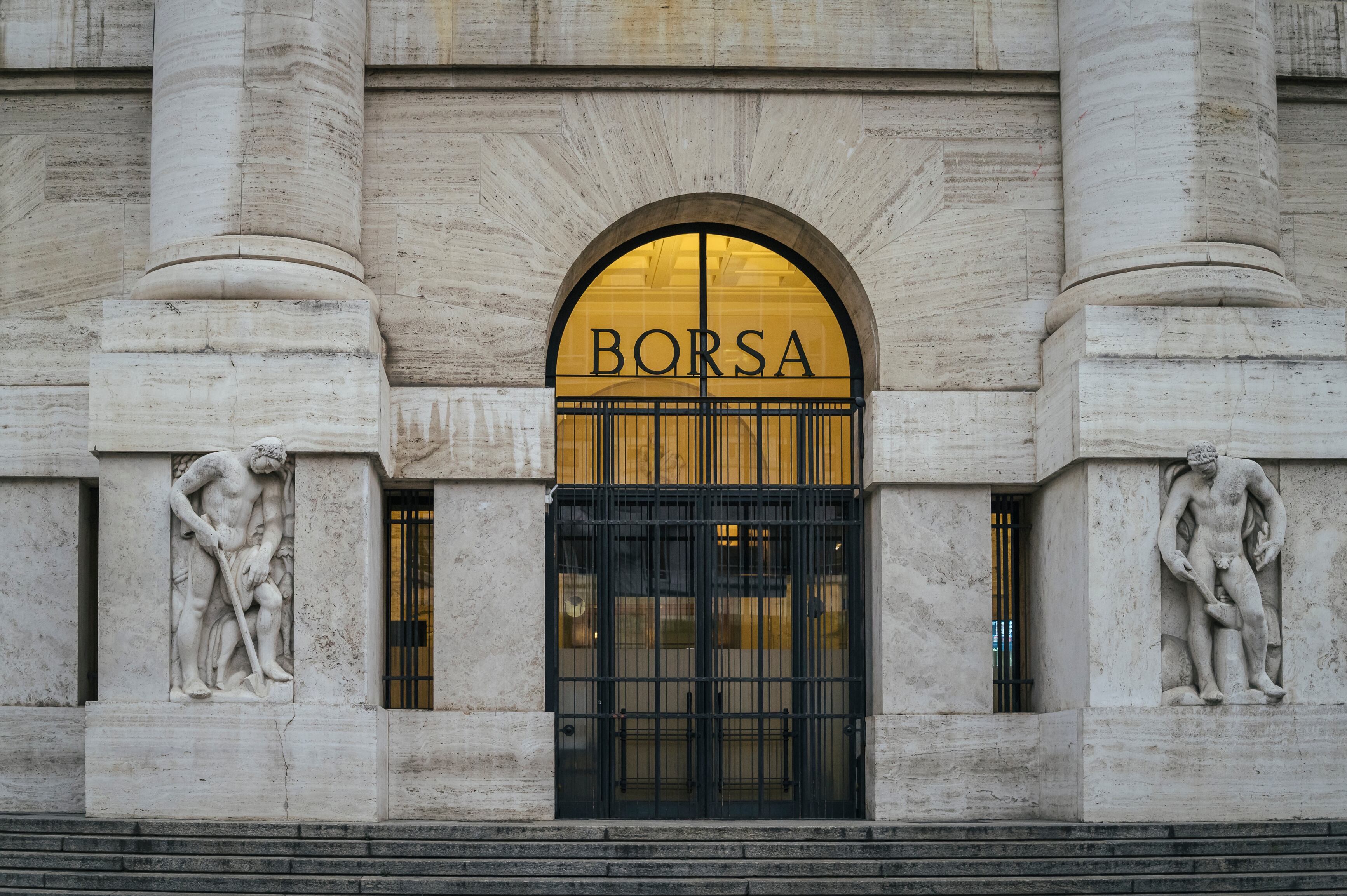 Fachada de la entrada de la Bolsa de Milán.