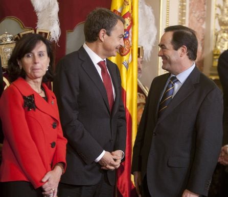 La ex presidenta del TC, Maria Emilia Casas, junto a José Luis Rodríguez Zapatero y José Bono.