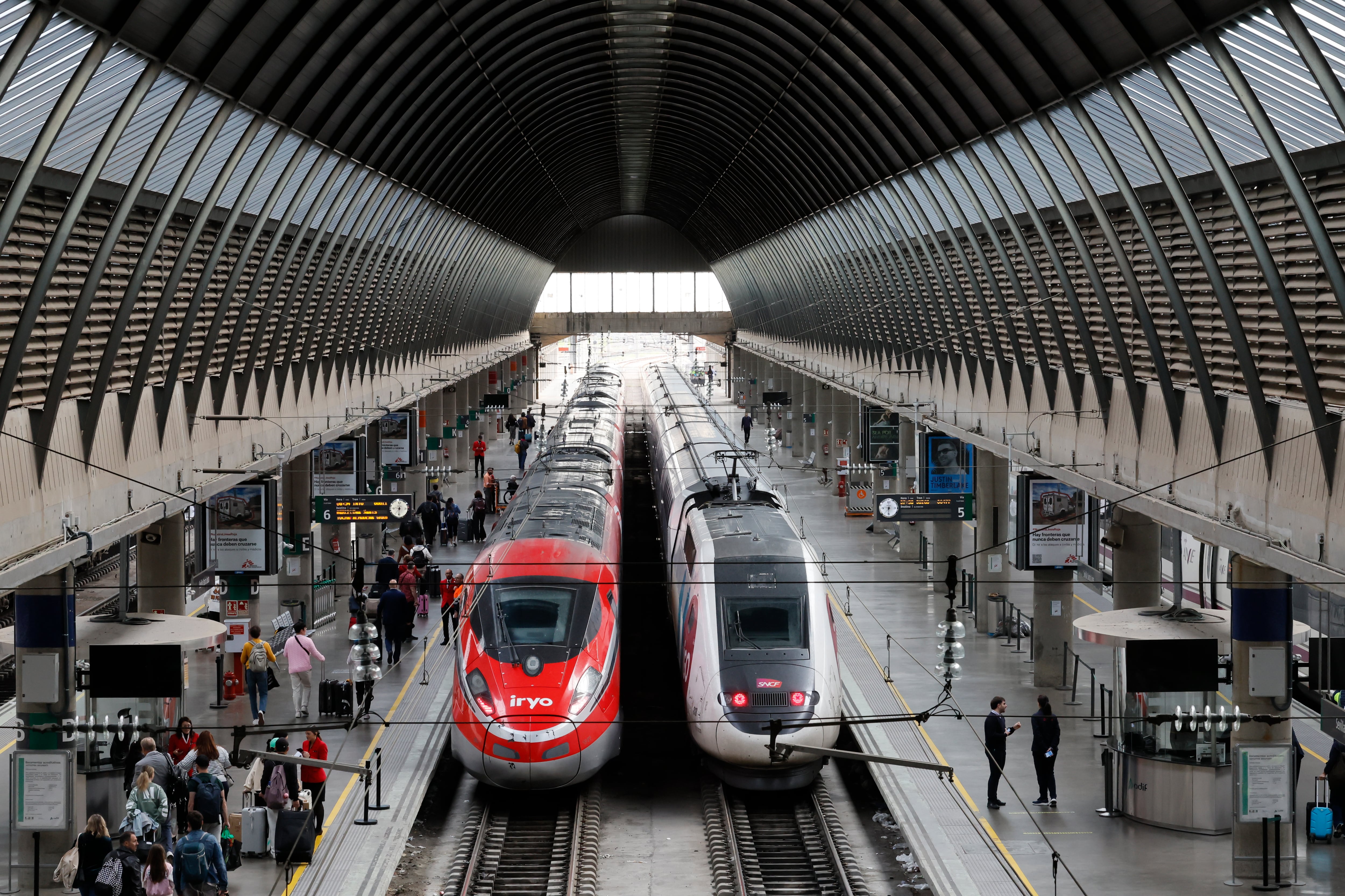 SEVILLA, 05/05/2025.- Varios trenes de alta velocidad aguardan en la Estación de Tren de Santa Justa de Sevilla la reanudación del servicio este lunes tras el robo de cable en cuatro puntos de la provincia de Toledo que ha dejado miles de pasajeros afectados.EFE/ José Manuel Vidal