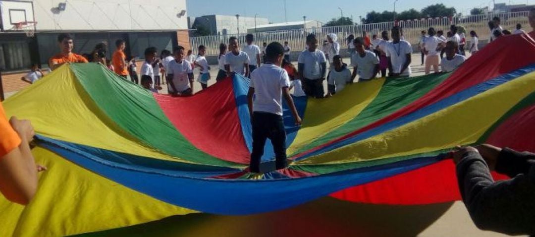 Niños y niñas saharauis jugando durante su estancia en la provincia de Ciudad Real.