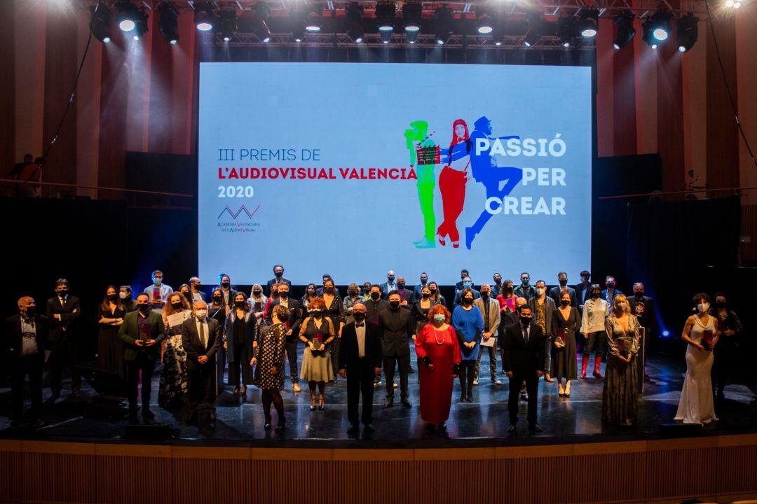 Foto de familia de los premiados en la tercera edición de los Premis del Audivisual Valencià. 