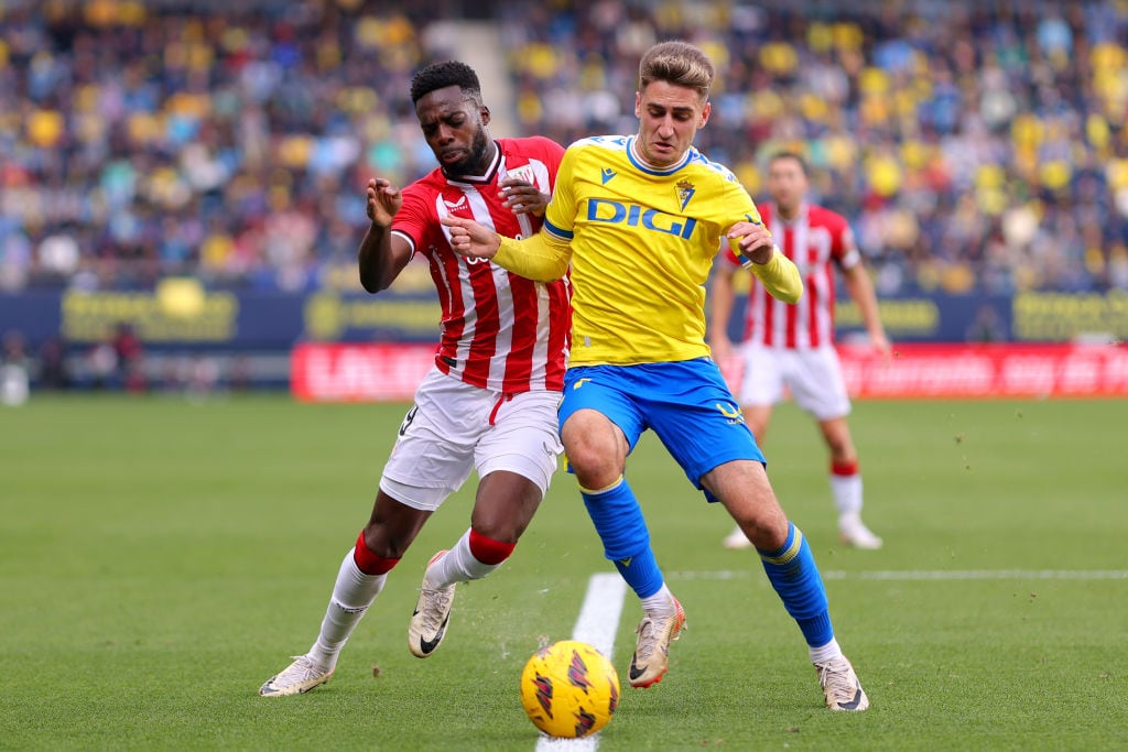 Iñaki Williams y Robert Navarro pugnan por el balón durante el Cádiz-Athletic disputado este domingo