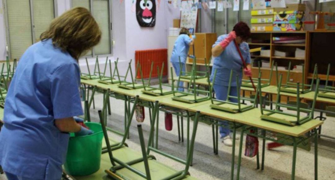 Varias trabajadoras limpian el aula de un colegio de Primaria