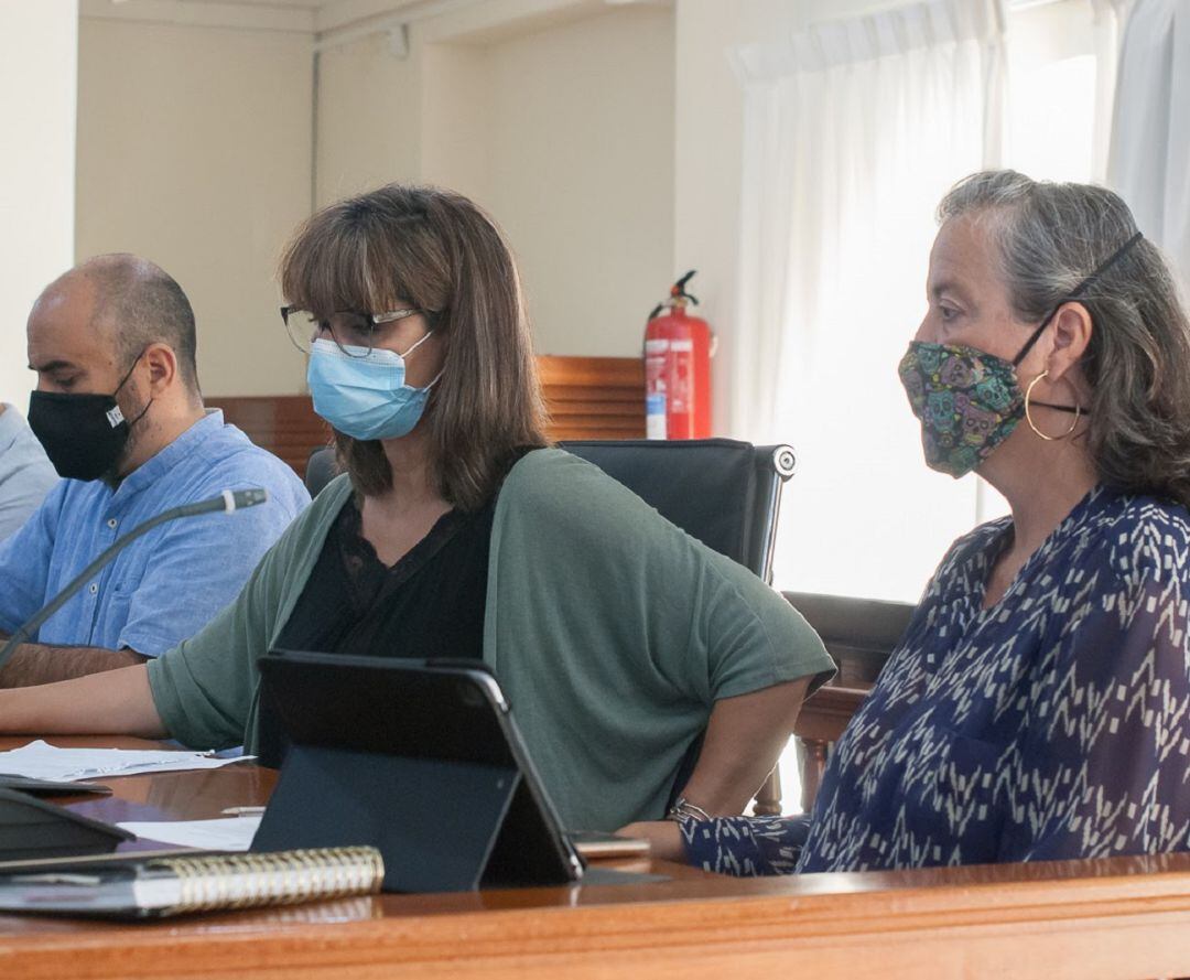 De izquierda a derecha: Leandro Delgado, Leticia Padilla y Esther Gómez, concejales de Lanzarote en Pie en el Ayuntamiento de Arrecife.