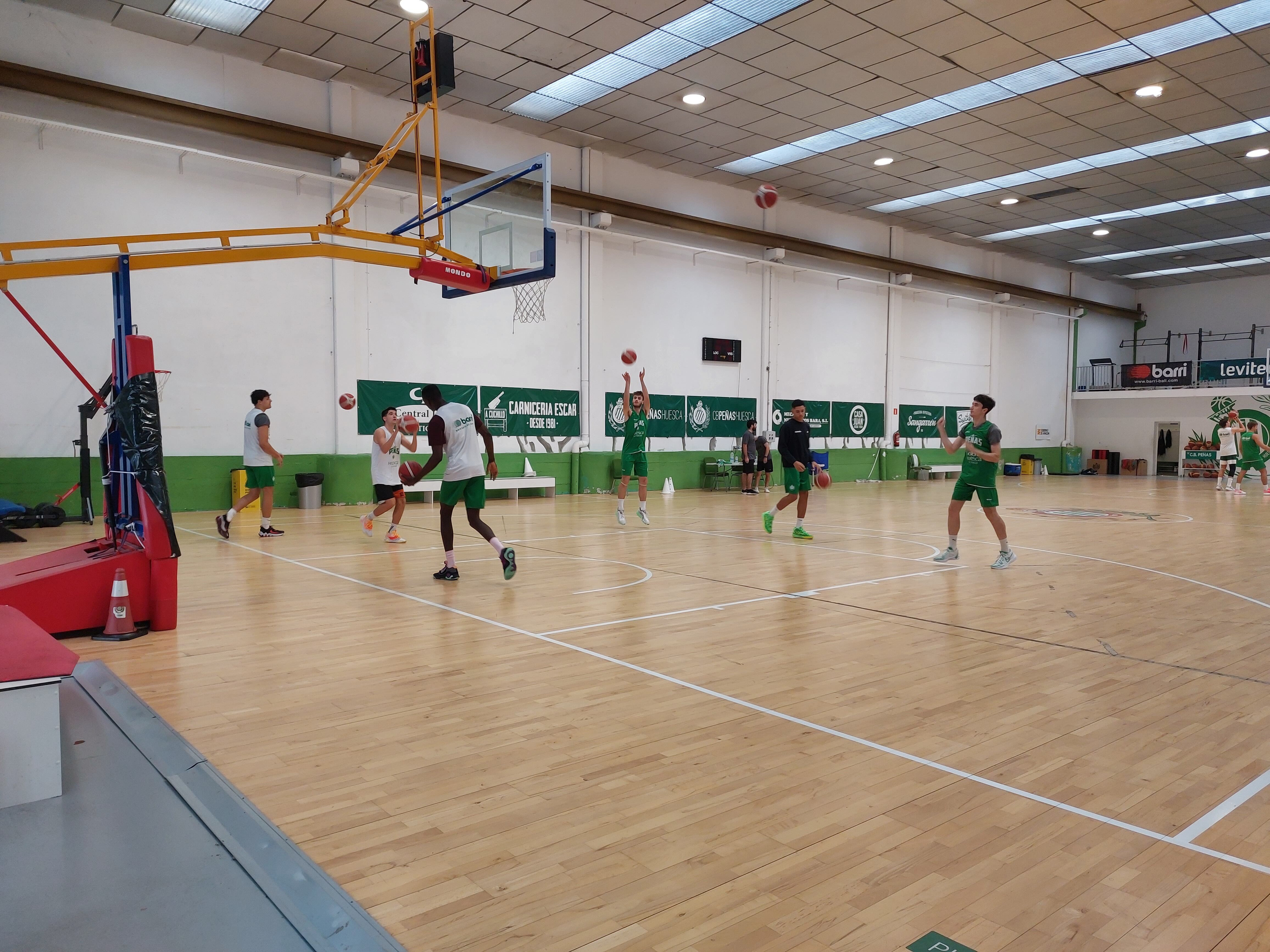 La plantilla del Lobe Huesca la Magia durante el entrenamiento en el Peñas Center
