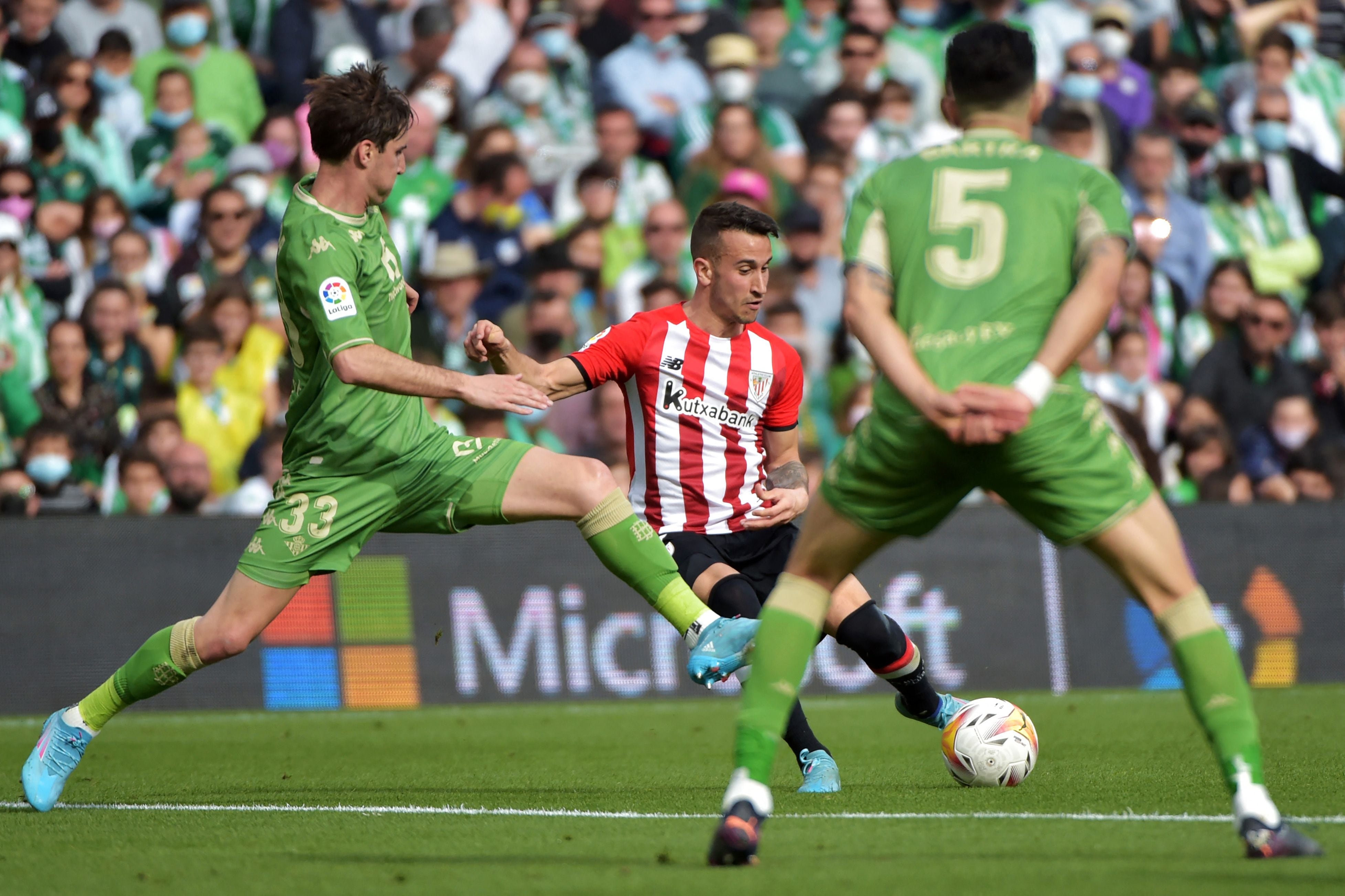 Berenguer, ante Miranda, durante el partido en el Villamarín