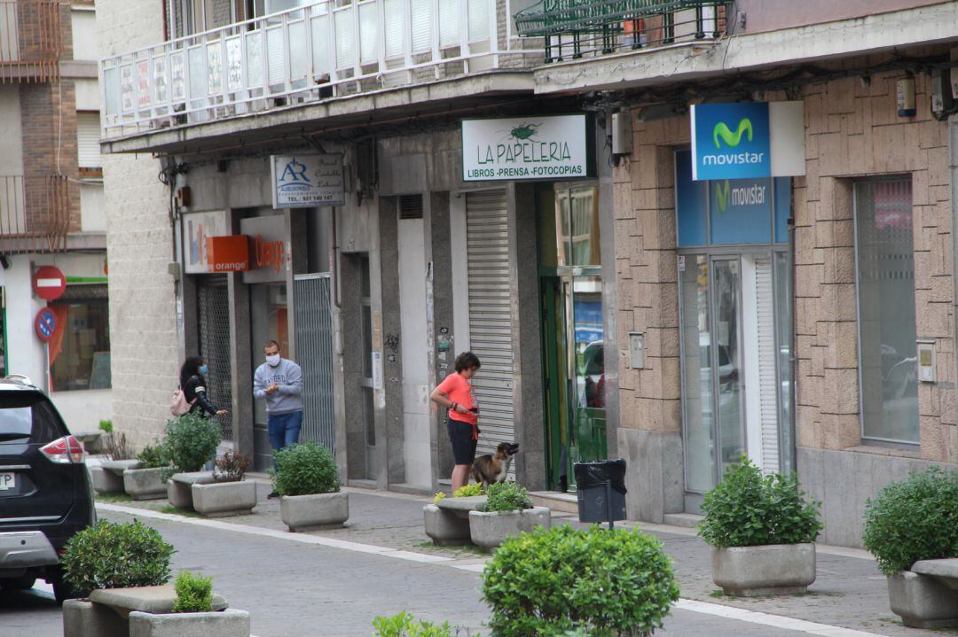 Una persona espera en la puerta de una papelería en Cuéllar