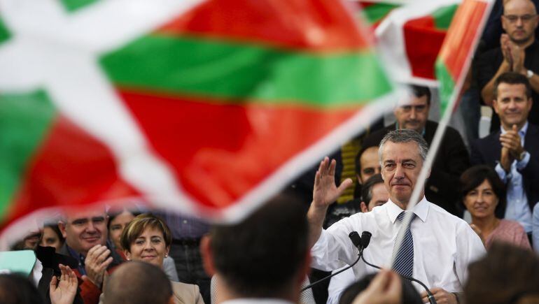 El lehendakari y candidato a la reelección por el PNV, Iñigo Urkullu, durante su intervención en un acto electoral celebrado por su partido en Eibar.